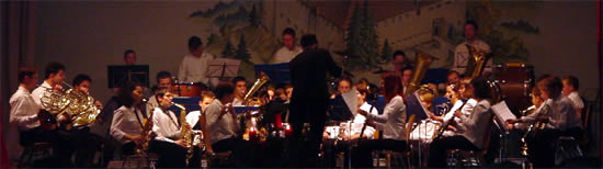 Die Jungmusiker des MV Liggersdorf beim Weihnachtskonzert 2000.